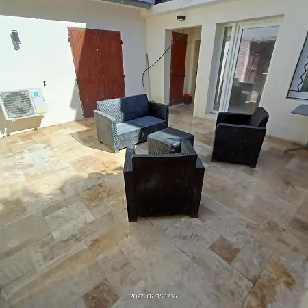Apartment T2 Renove En Rdc Avec Cour, Intra Muros Avignon