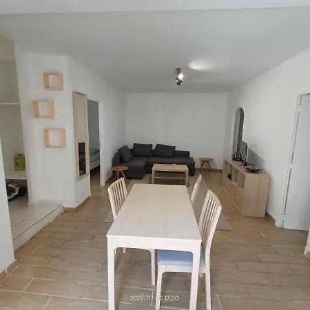 T2 Renove En Rdc Avec Cour, Intra Muros *